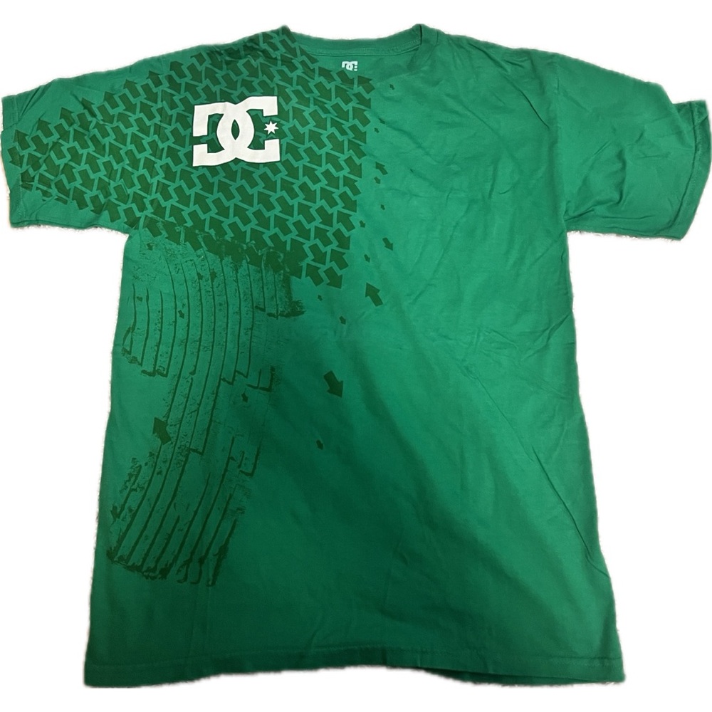 Retired Y2K young Men’s DC sz medium  top green short sleeves